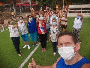 ENTRENADOR Y CIUDADANOS HACIENDO EJERCICIO