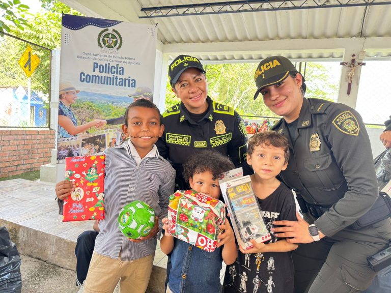 POLICIA Y NIÑOS ESTUDIANTES